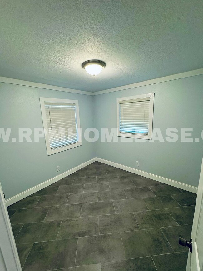 Building Photo - 2 bed, 1 bath on large lot with fenced in ...