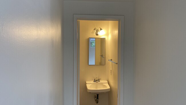 Building Photo - 770 E Mariposa St