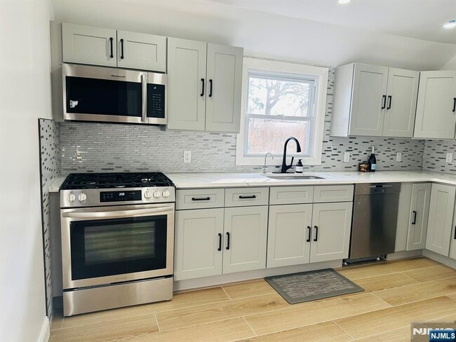 Building Photo - 11 Raymond Pl