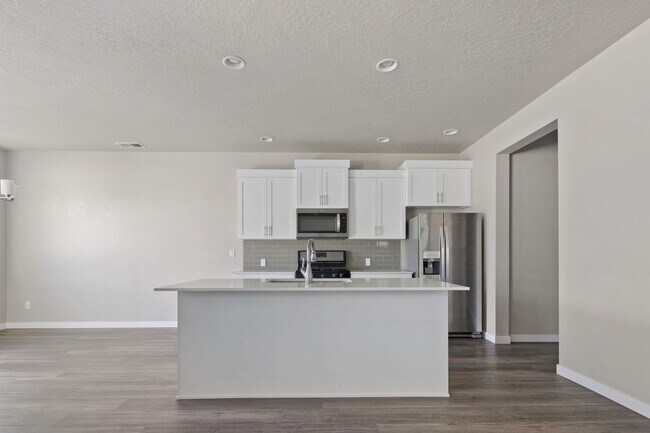Building Photo - Discover this charming 4-bedroom, 2.5-bath...
