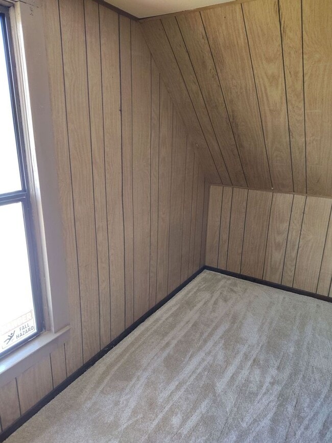 Building Photo - Great 2-bedroom home close to downtown