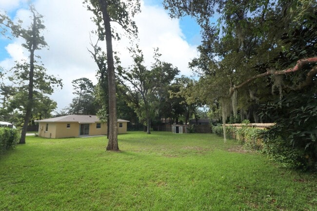 Building Photo - Sanford Home - 3/2 with garage and huge yard