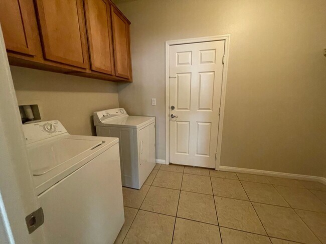 Building Photo - Beautiful Single Story Home in Gated Commu...