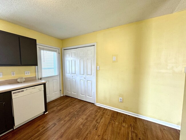 Building Photo - Adorable 2BR/2 Bath Duplex!