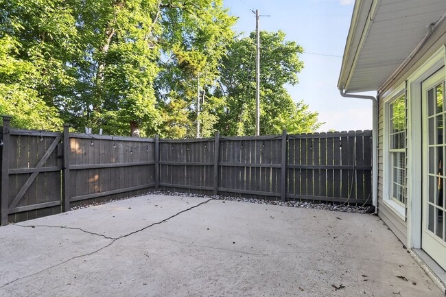 Building Photo - 3 Bed/2.5 Bath Townhouse for RENT!