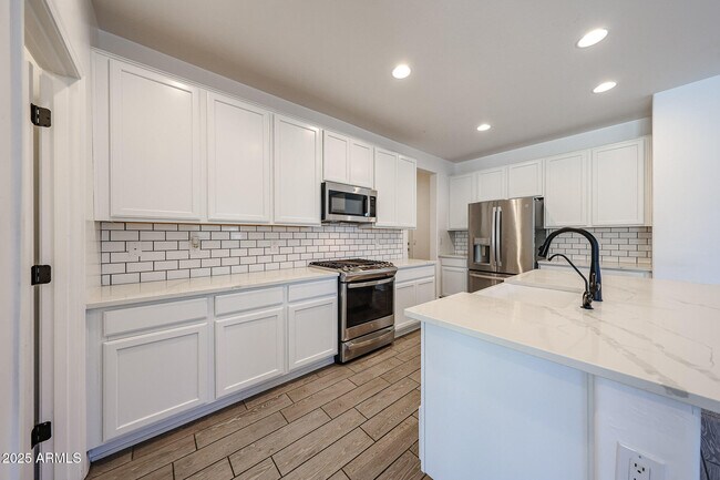 Building Photo - 3332 W Dunbar Dr