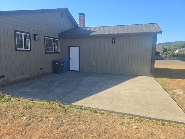 Building Photo - Price Reduction! Pet friendly! 3BD/2BA new...