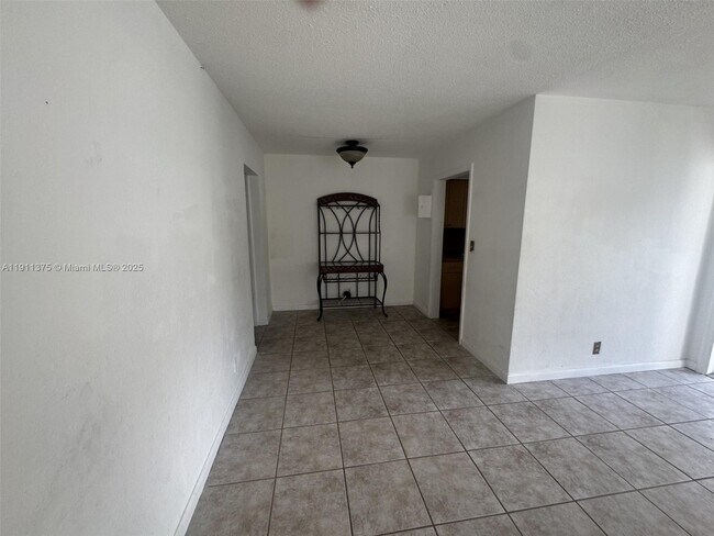 Building Photo - 923 SE 2nd Ave