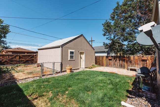 Building Photo - 1561 Yates St
