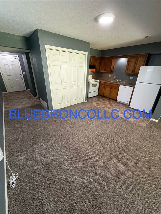 Building Photo - This one will go fast, marvelous 3 bedroom for great price in Lee's Summit