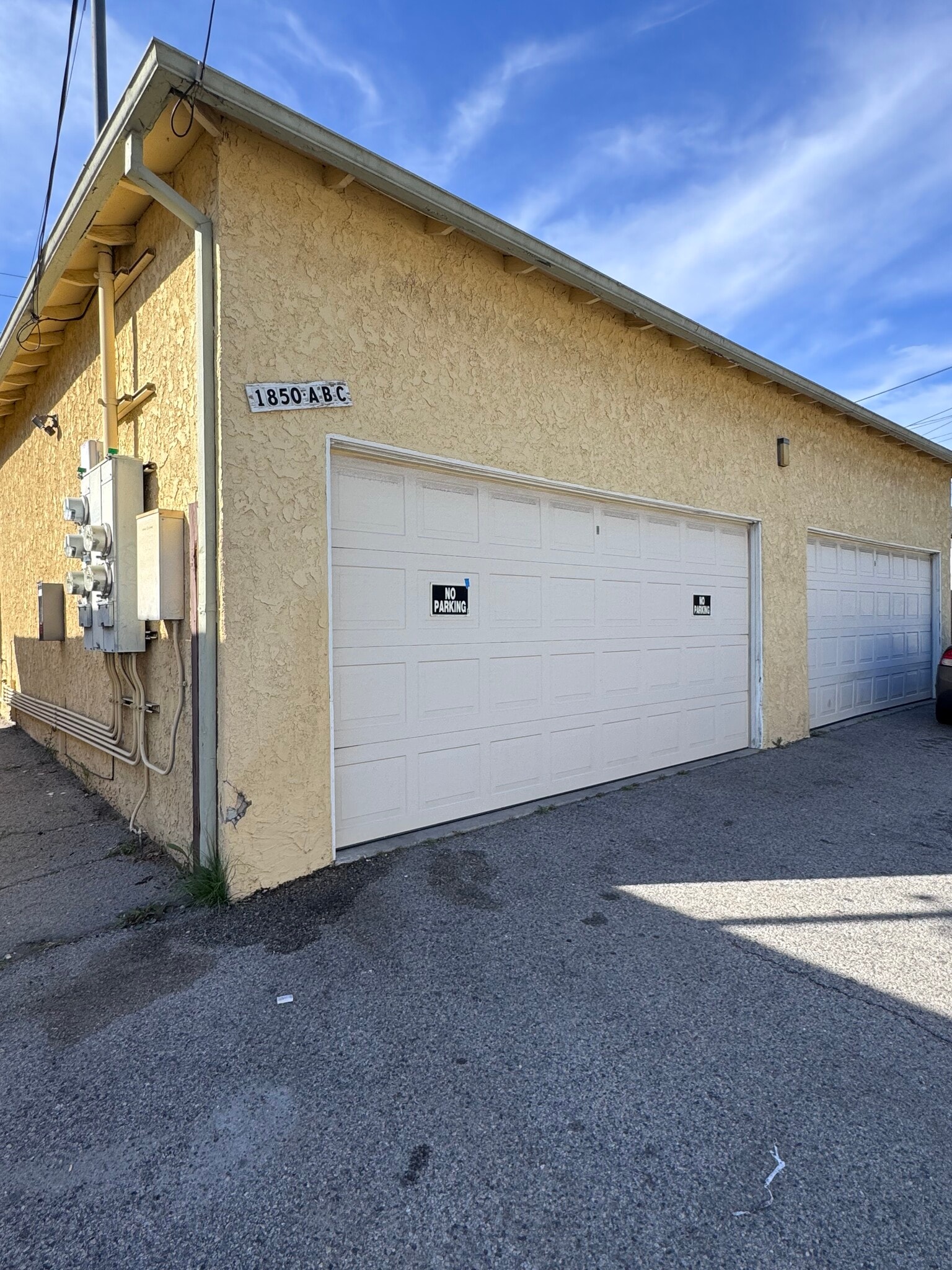 Garage alley entrance 1 car - 1850 N Hollywood Way