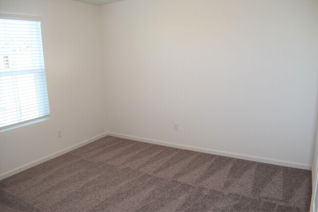 Building Photo - Beautiful Brand New Home located in the Ve...
