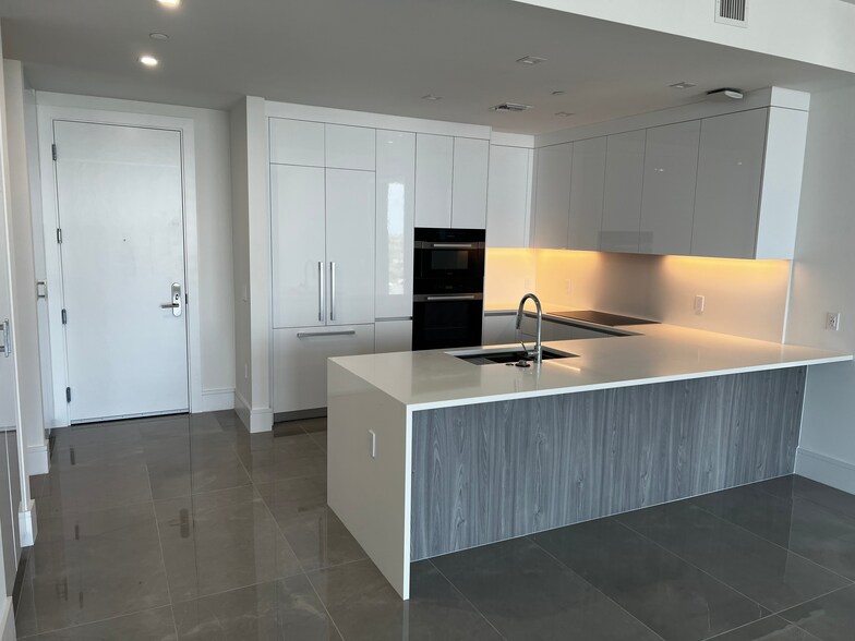 Actual Kitchen - 220 Lake Shore Dr