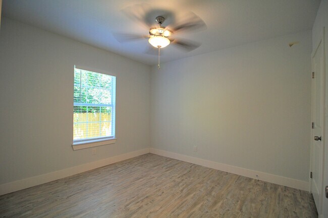 Building Photo - 3 Bedroom 2 Bath Modern home.