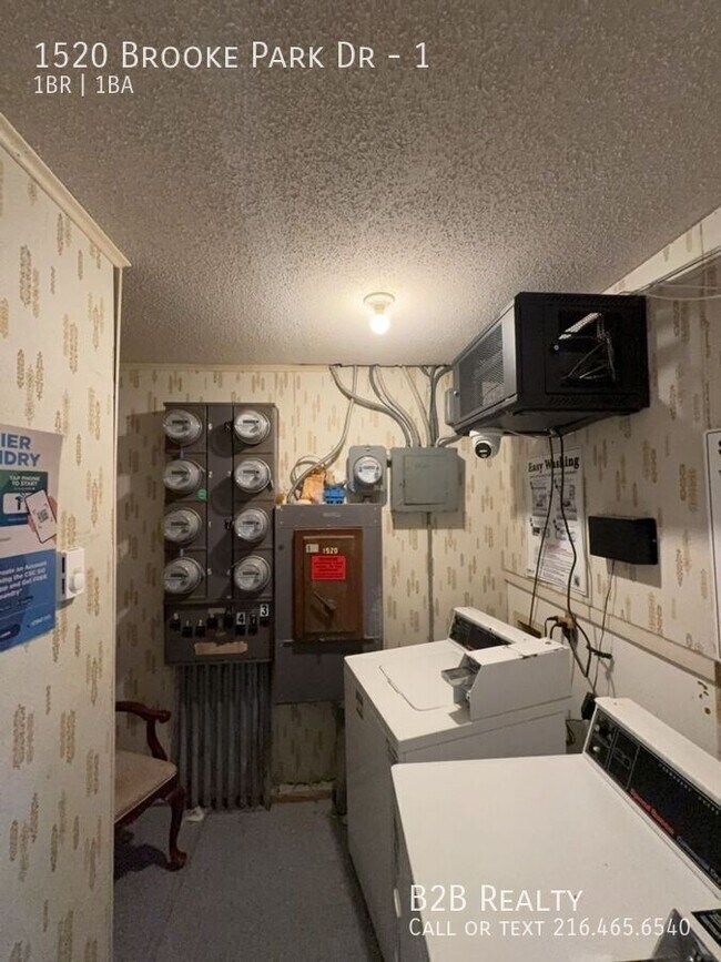 Building Photo - 1520 Brooke Park Dr