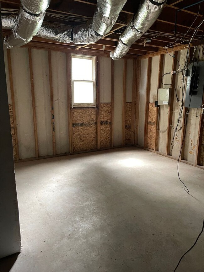 Building Photo - Split level home