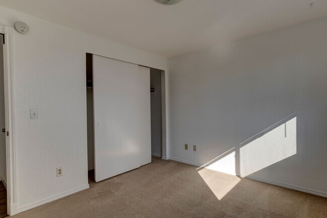 Building Photo - Beautifully Updated 3+ Bedroom Water View ...