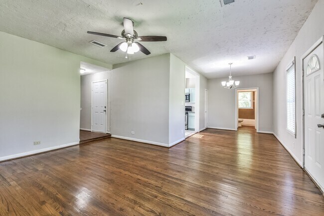 Building Photo - Comfy 3 Bedroom Home Complete Rennovation!...