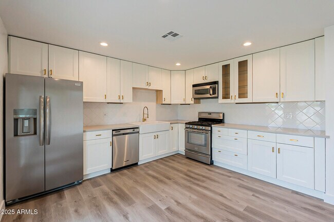 Building Photo - 8124 E Whitton Ave