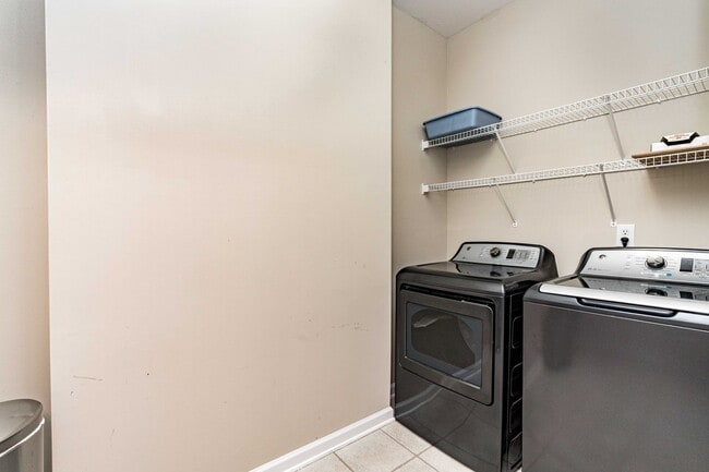 Building Photo - 2 Bedroom + Loft Townhome in Prime Raleigh...