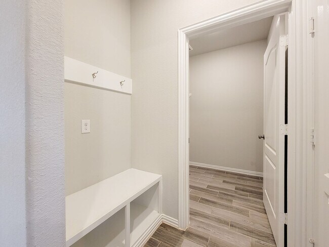 Building Photo - Quiet Cul De Sac! Tray Ceiling in Family & Primary suite. Wood Like Tile, Modern Gray Walls, Grea...