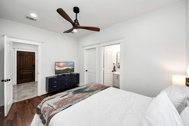 Building Photo - 916 W 20th St