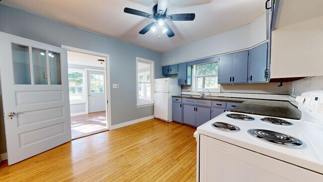 Building Photo - 3- Bedroom, 1- Bath Home with a 2 Car Gara...