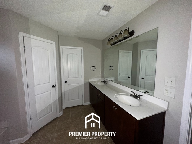 Building Photo - 2280 Southern Woods Dr