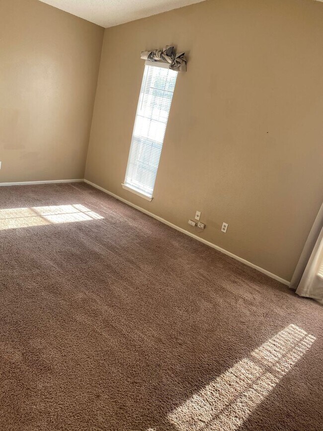 Building Photo - Southside - Pet Friendly! Townhouse