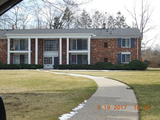 Building Photo - 448 N Fox Hills Dr