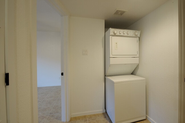 Building Photo - Gorgeous Ground Level Condo in desirable c...