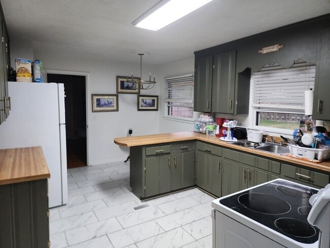 Building Photo - 910 Bragg Cir