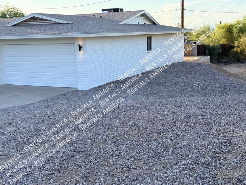 Building Photo - 1704 E Pickrell Dr