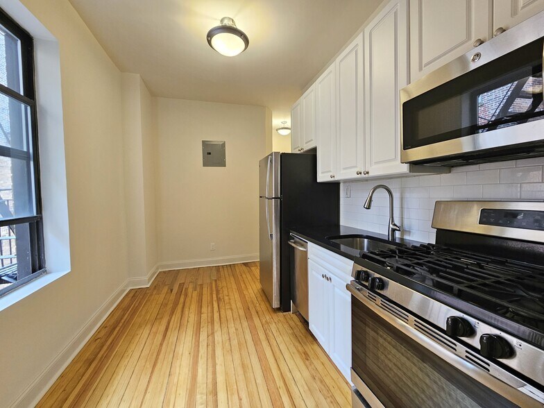 Building Photo - 652 W 163rd St