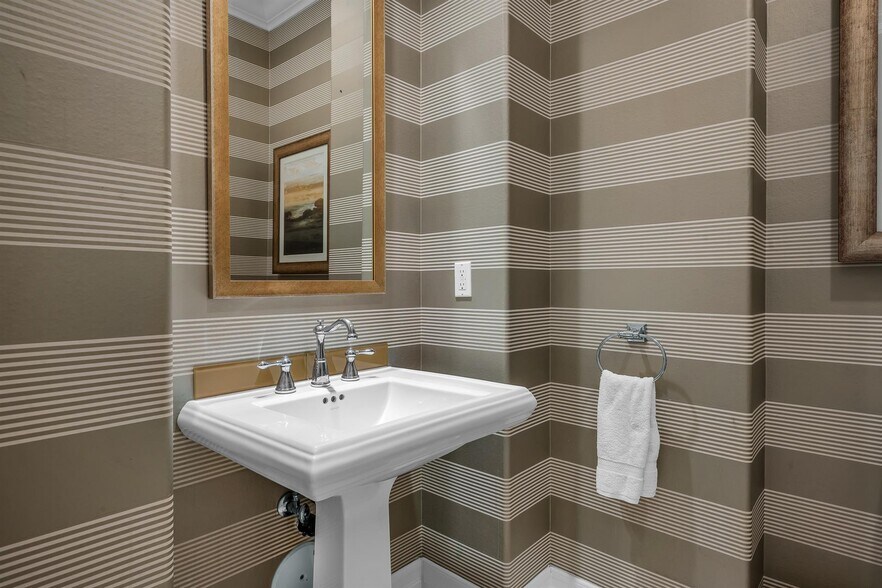 Building Photo - 8001 Ocean Bluff Dr