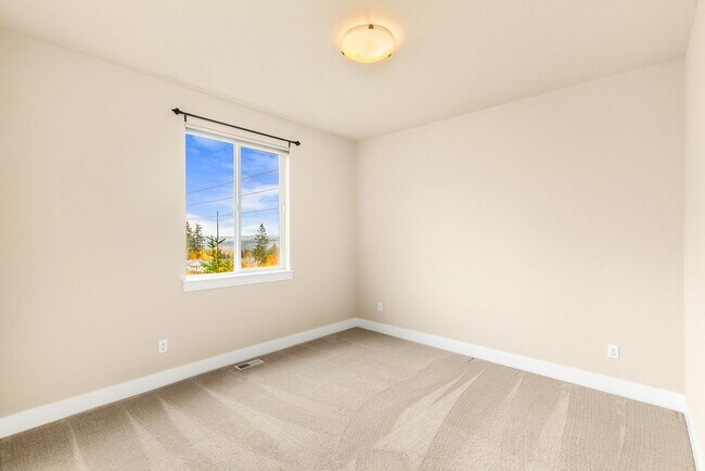 Building Photo - Gorgeous Tons of Upgrades 3 Bedroom Loft &...