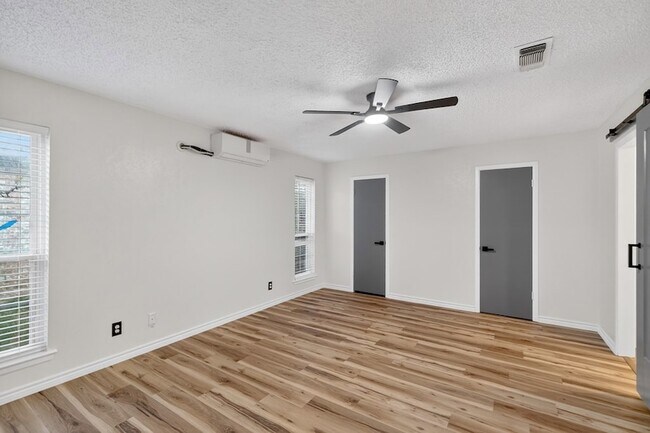 Building Photo - 2821 Metz Dr