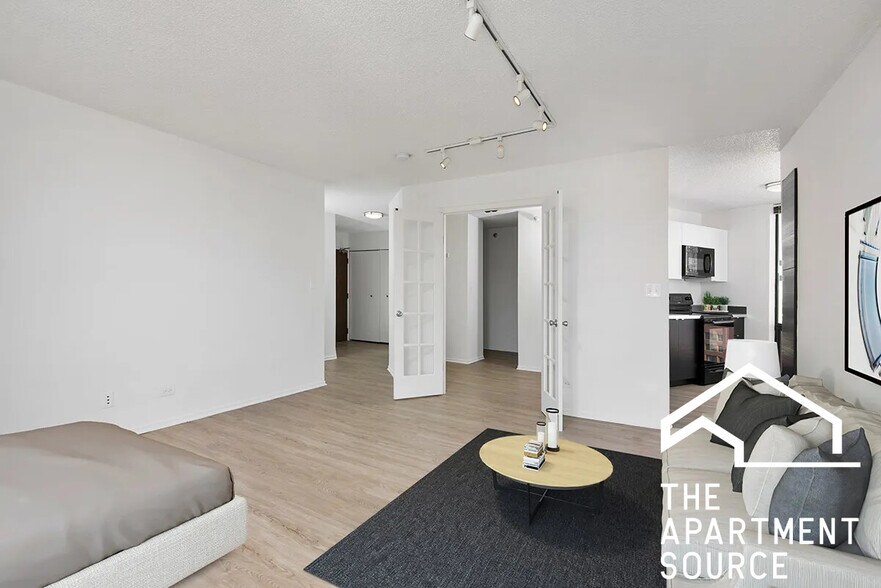 Building Photo - 1120 N La Salle Dr