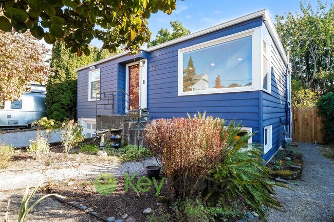 Building Photo - Elegant Three Bedroom Home Featuring Desig...