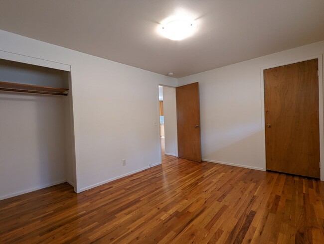 Building Photo - Great 2 bedroom with bonus space located i...