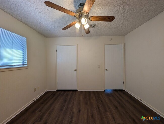 Building Photo - 163 Woods End