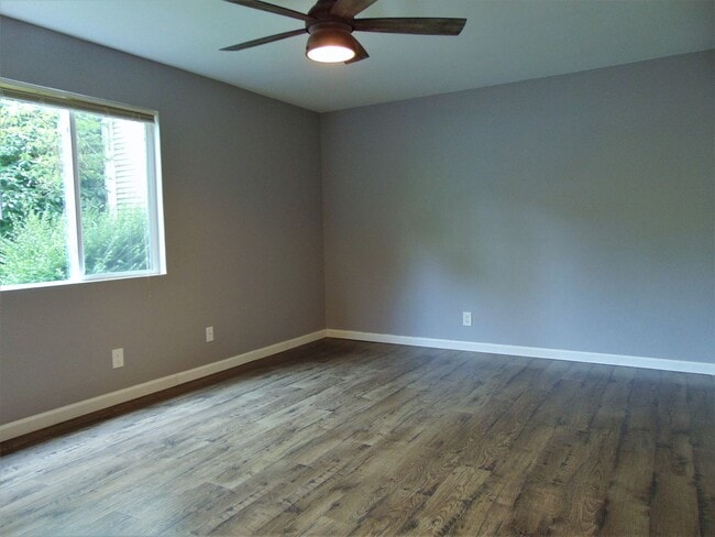 Building Photo - Spacious Condo Available Now in Great Loca...