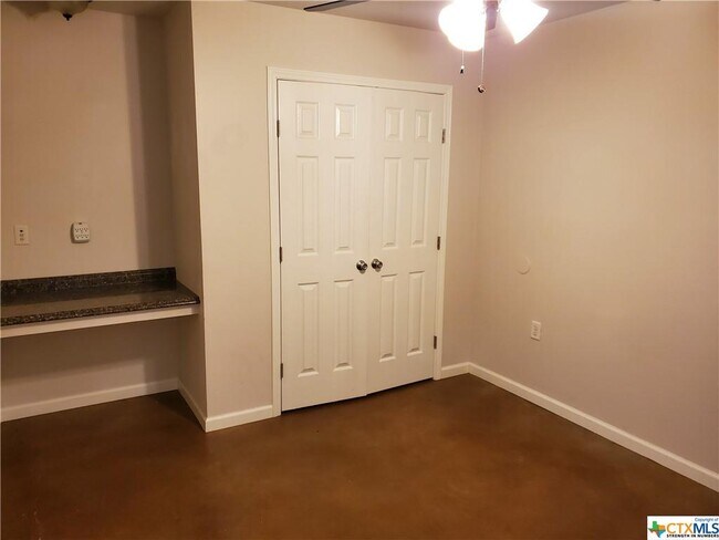 Building Photo - 1037 W Court St