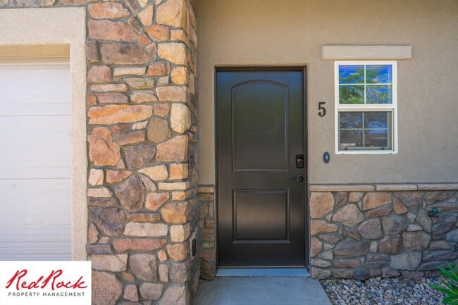 Building Photo - Lovely townhome with Community Pool!