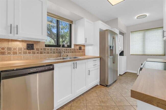 Building Photo - 15405 Miami Lakeway N