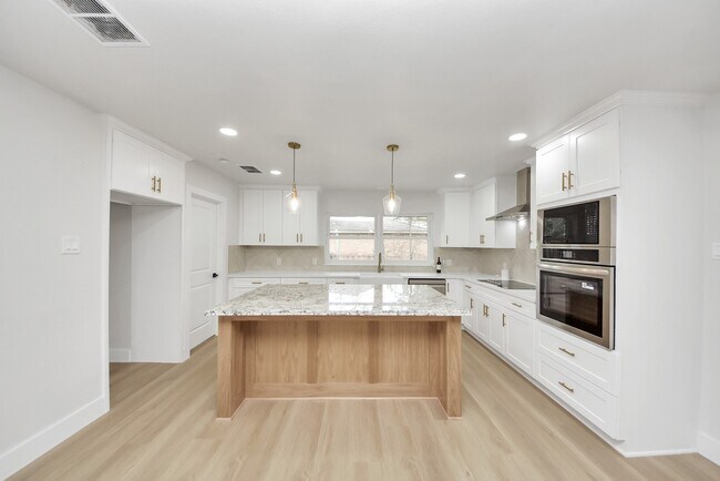 Building Photo - 26206 Maplewood Dr