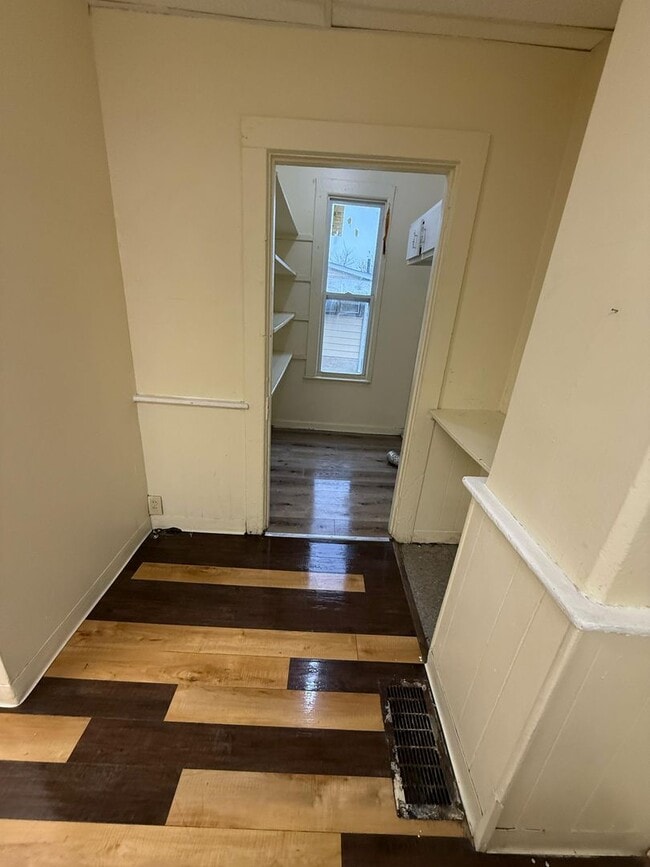 Building Photo - 3 bedroom house fenced yard