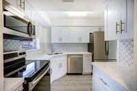 Building Photo - 18081 SE Country Club Dr