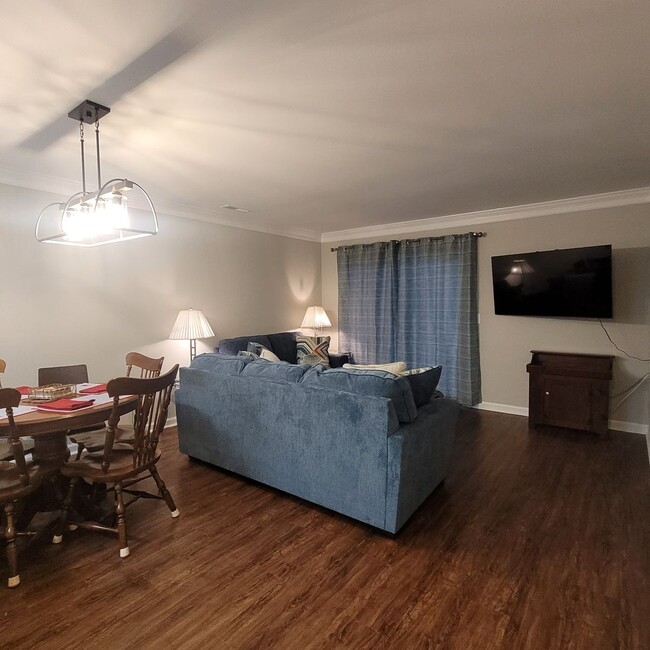 Building Photo - Furnished 3 BR, 3 BH Townhouse in Wilmington!