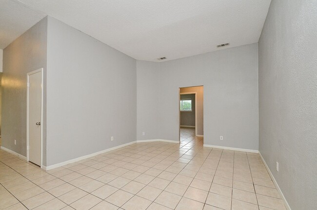 Building Photo - Property available in Old River Manor